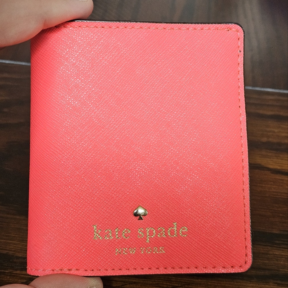 Kate Spade Wallet. - Picture 1 of 4